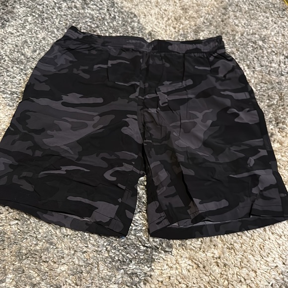 Kirkland Signature Men's Swim Shorts, Black Camouflage - Picture 8 of 12